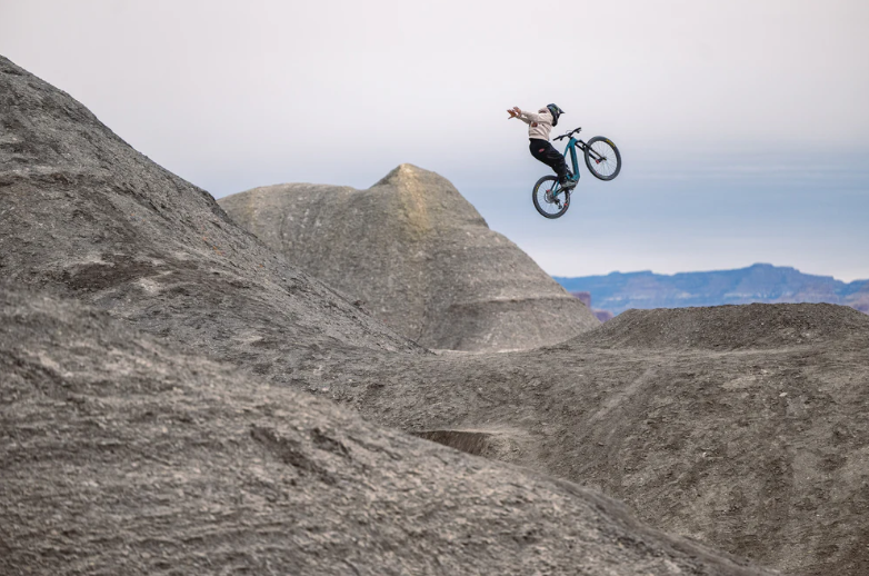 Santa Cruz Bullit GX AXS Electric Mountain Bike – Bosch CX - image 4